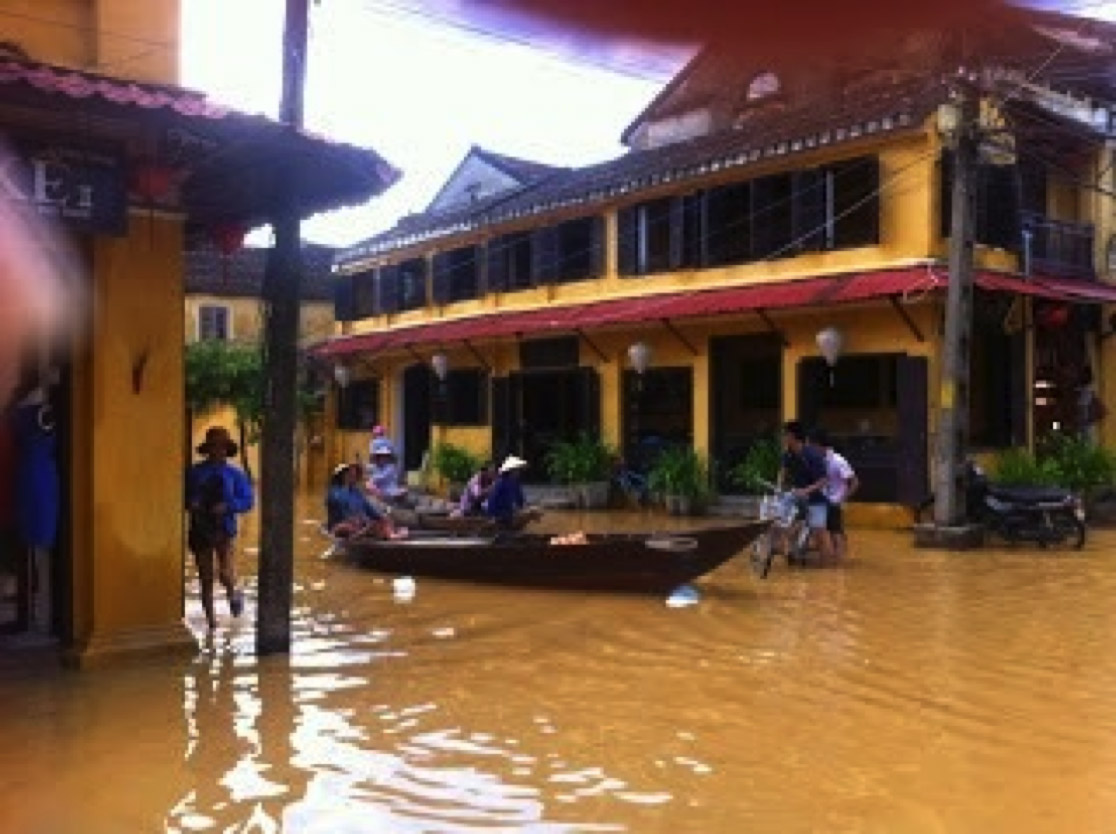 Cidade de Hoian - ruas alagadas após a passagem de um tufão que fez o rio transbordar